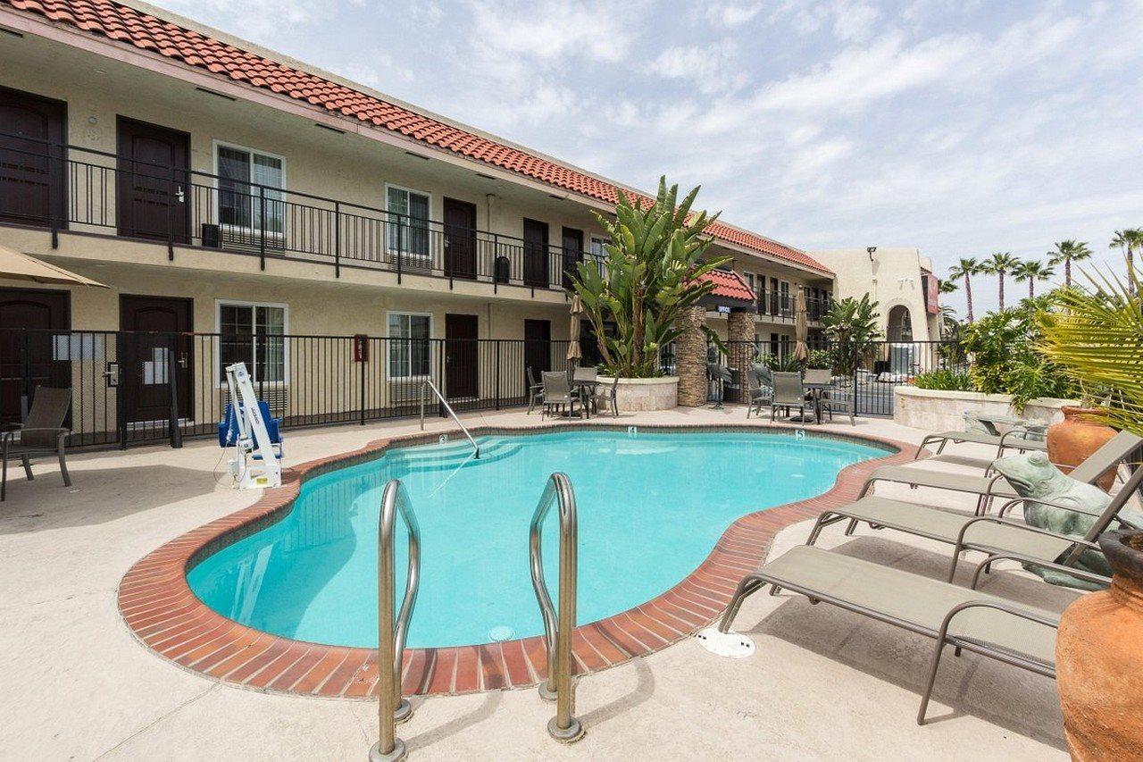 Econo Lodge Inn & Suites Escondido Downtown Exterior photo