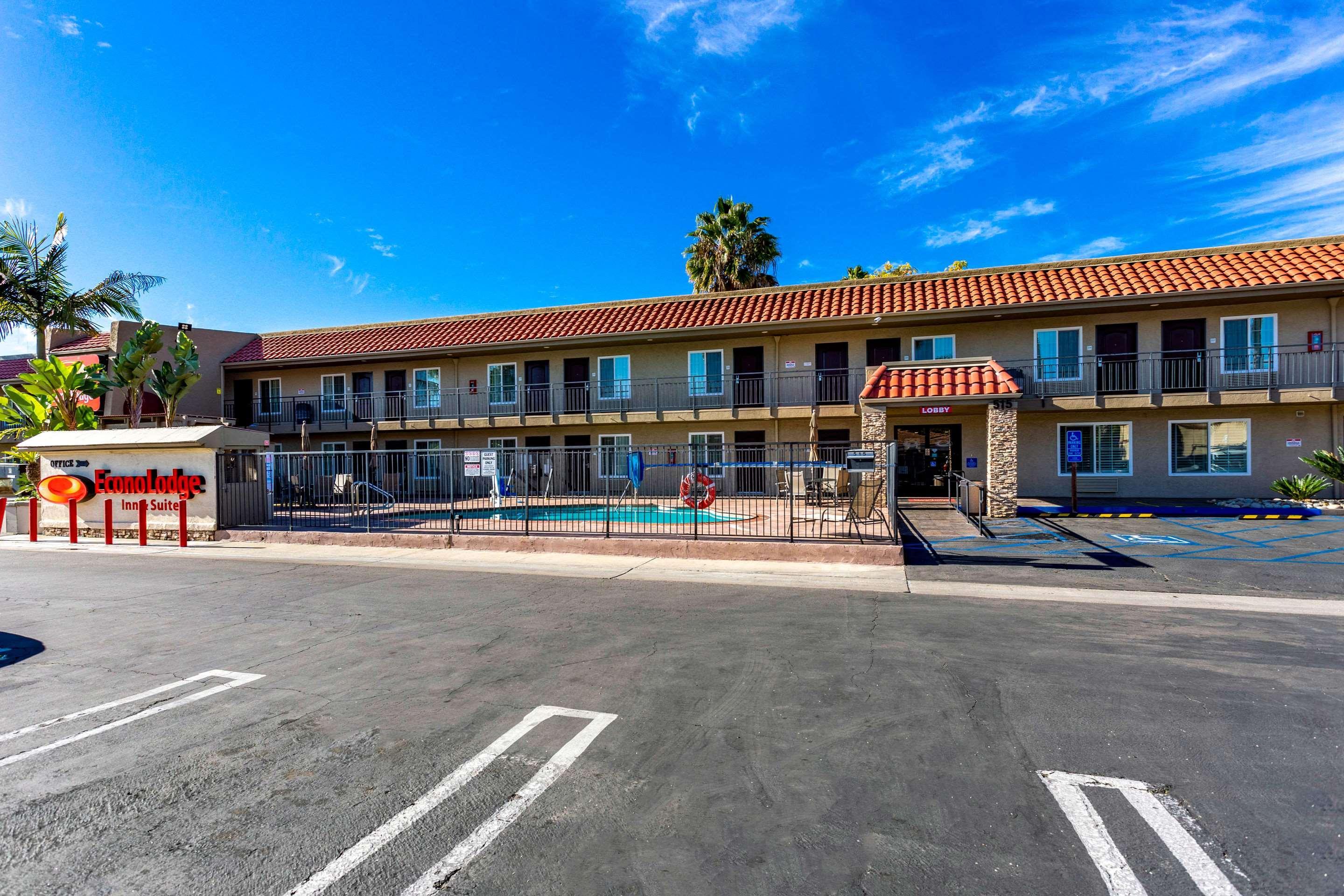 Econo Lodge Inn & Suites Escondido Downtown Exterior photo