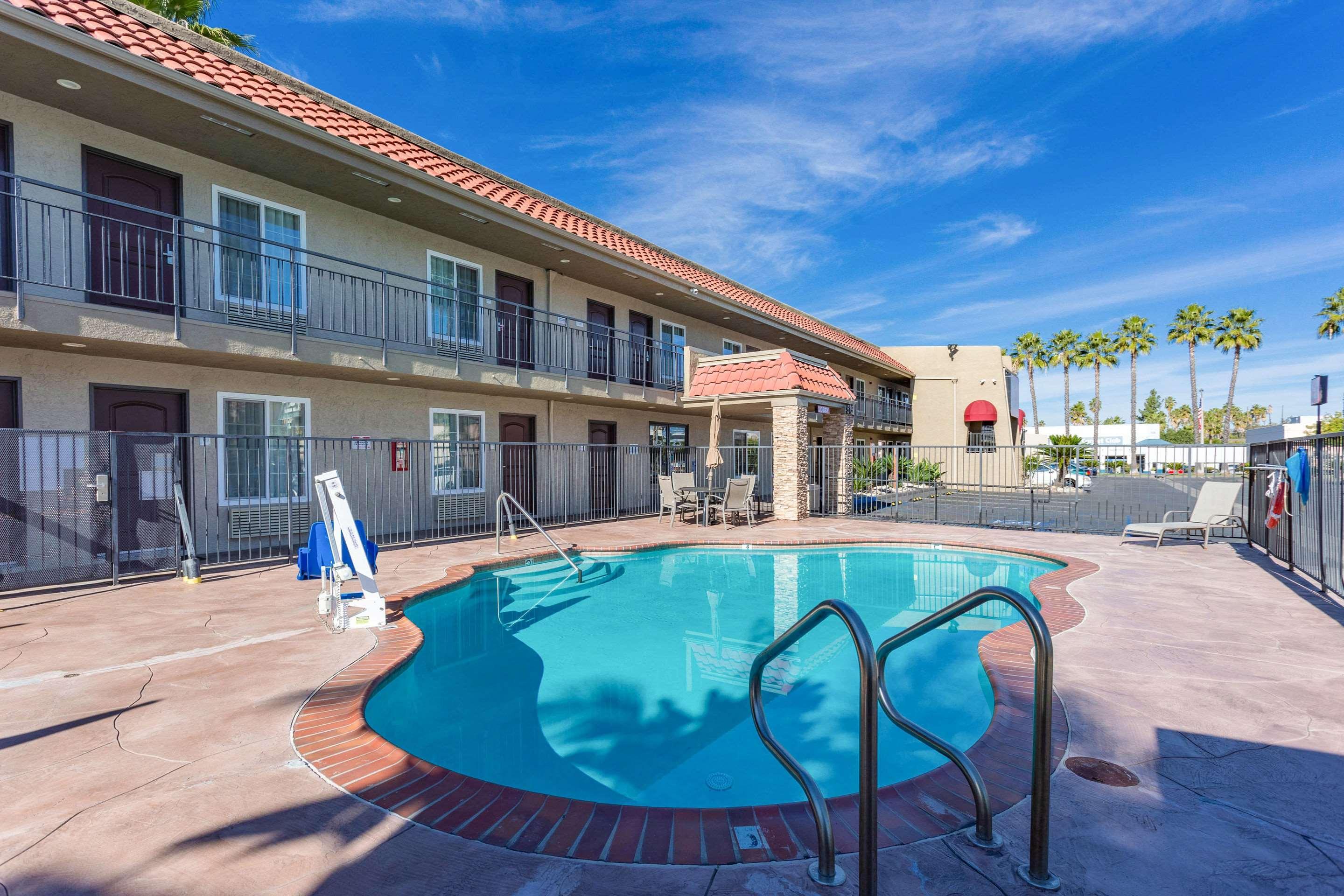 Econo Lodge Inn & Suites Escondido Downtown Exterior photo